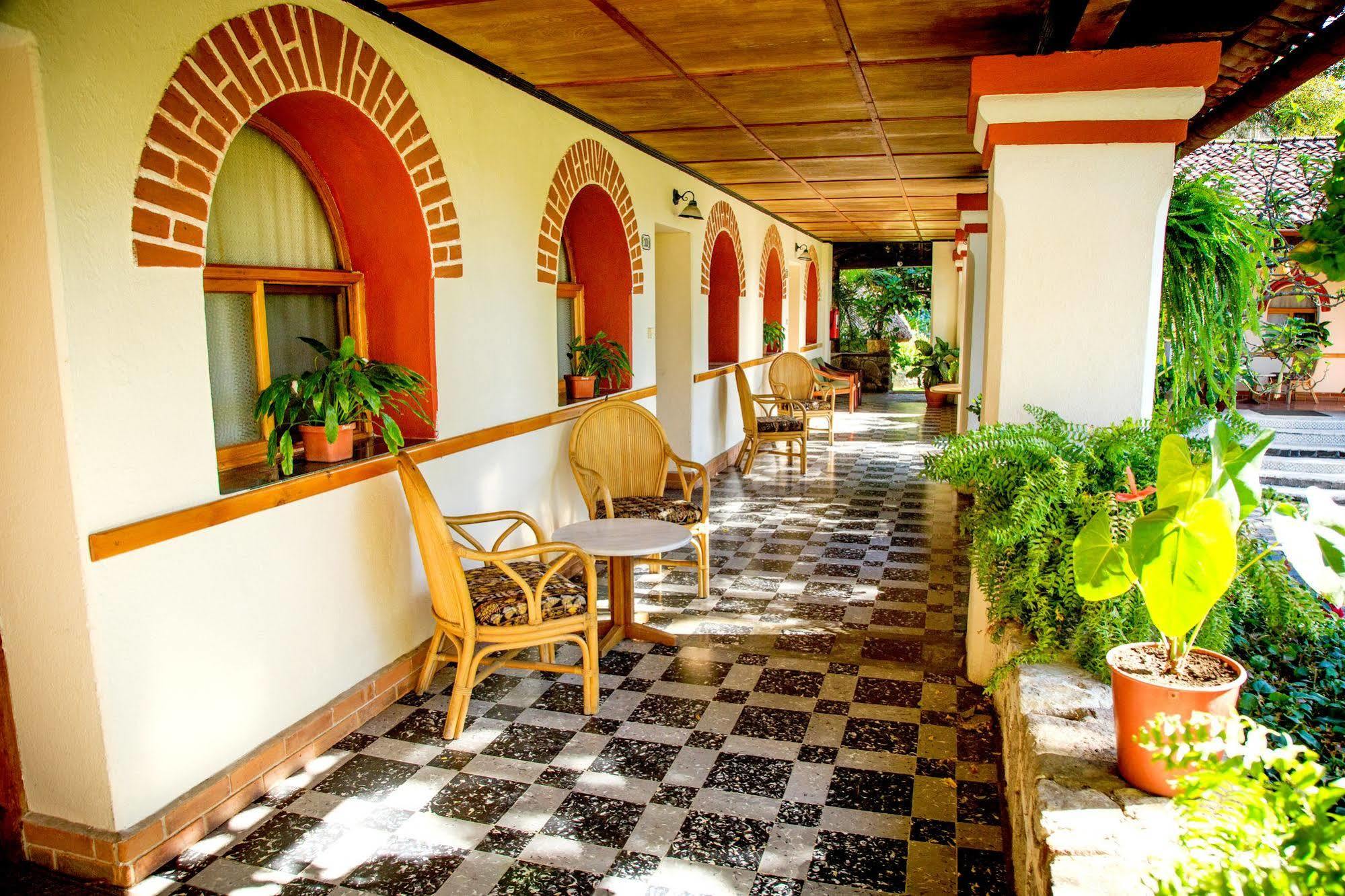 Regis Hotel Spa Panajachel Exterior foto